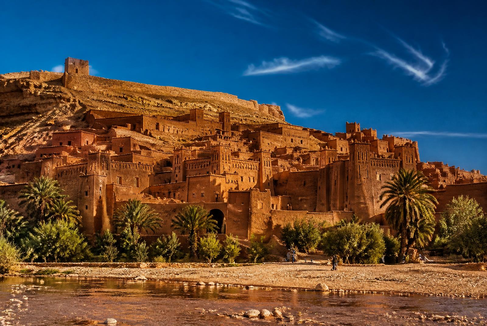 Gliniana kasba Ait Ben Haddou na południu Maroka w ciepłym popołudniowym świetle