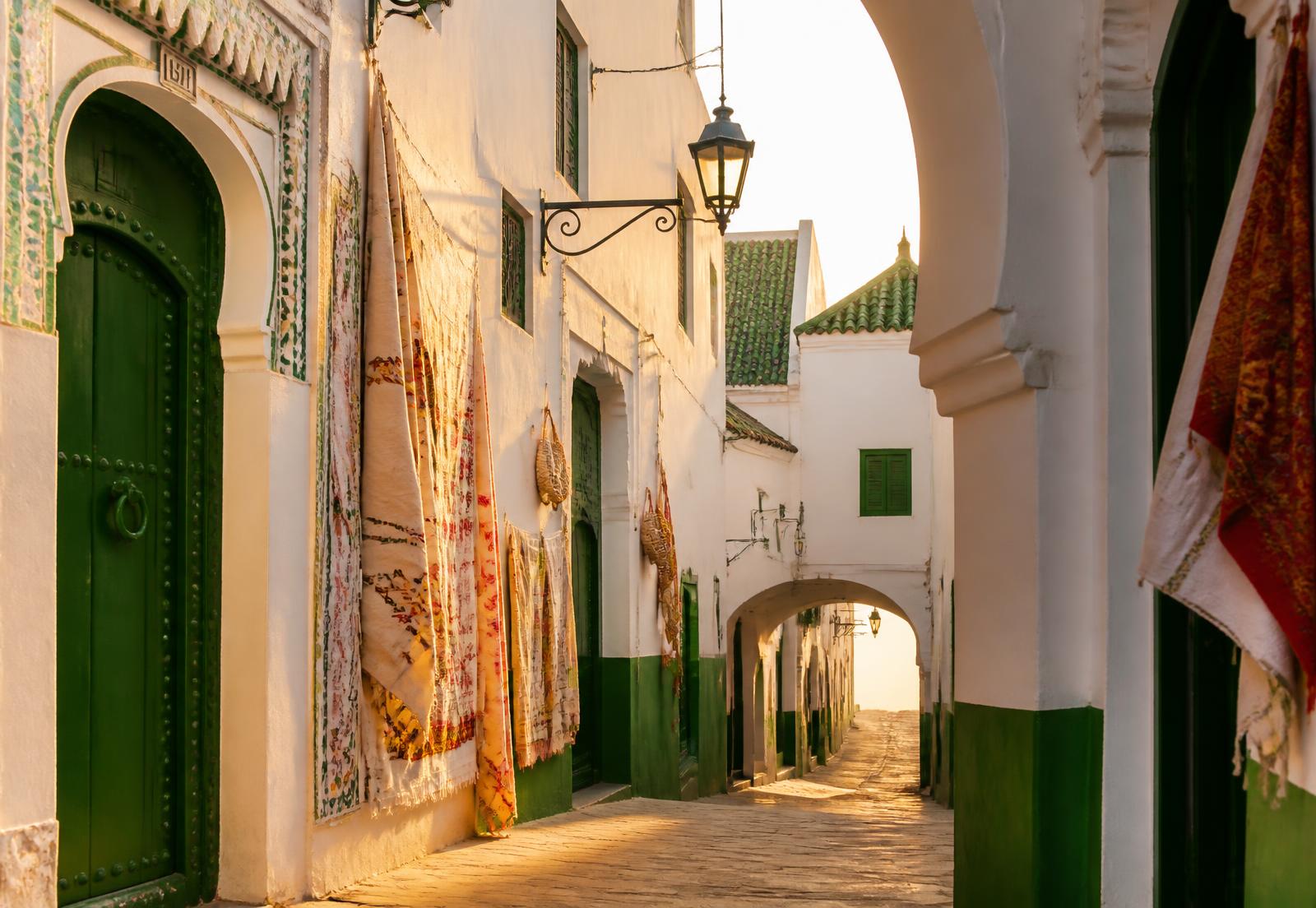 Andaluzyjska biała medyna Tetuanu z zielonymi okiennicami u stóp góry Rif, Maroko